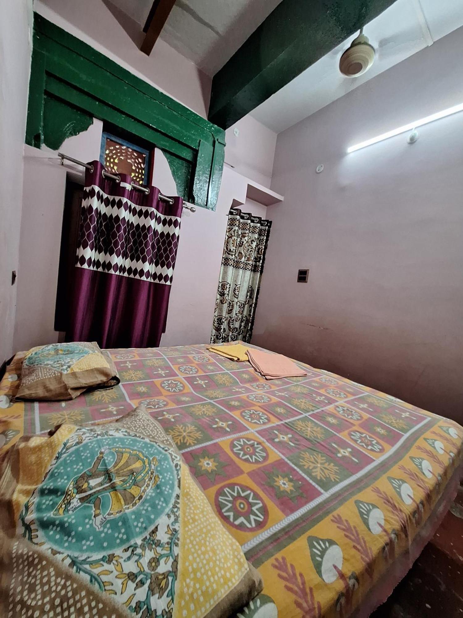 Vishnu Rest House Varanasi Exterior photo