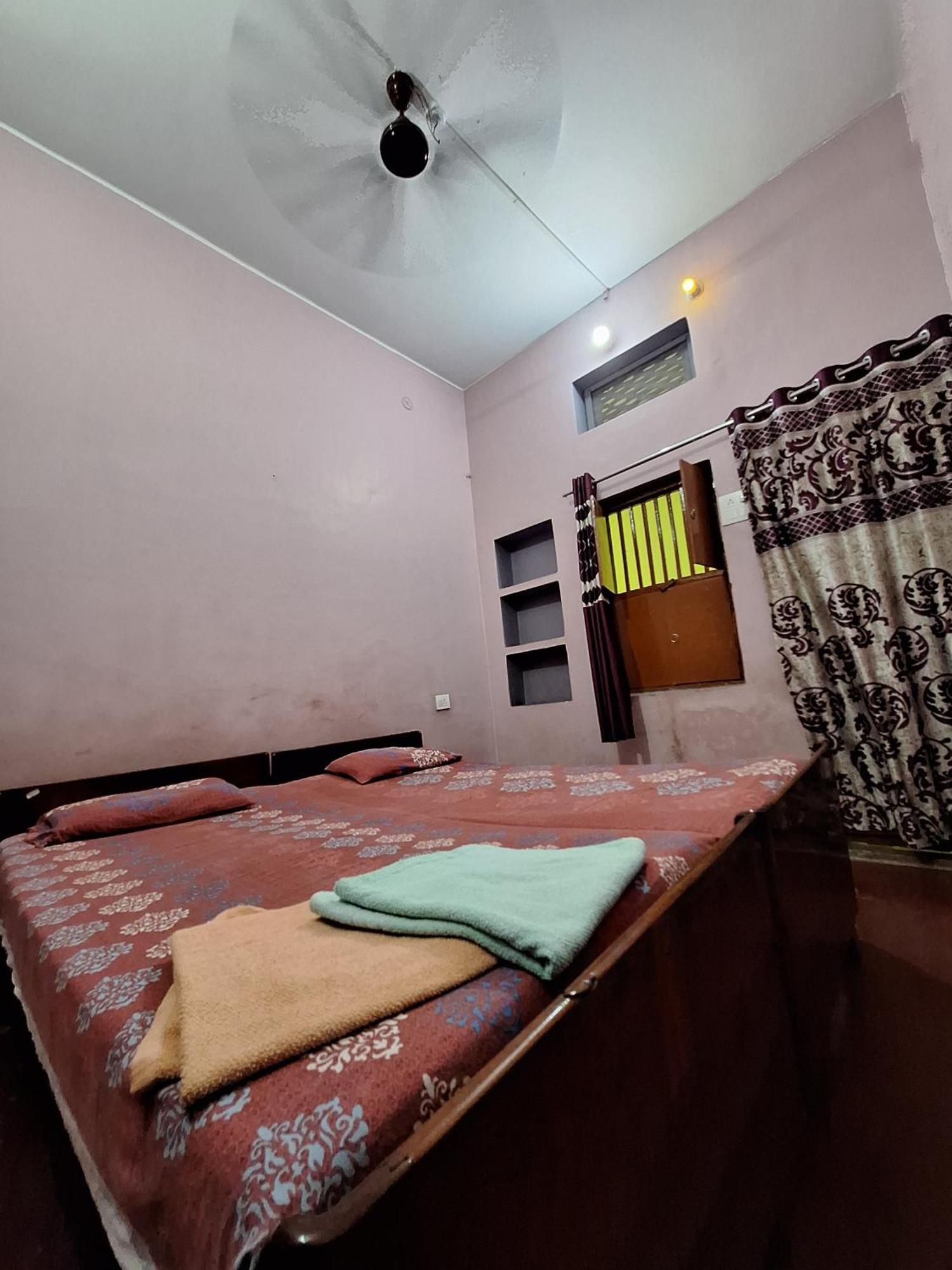 Vishnu Rest House Varanasi Exterior photo