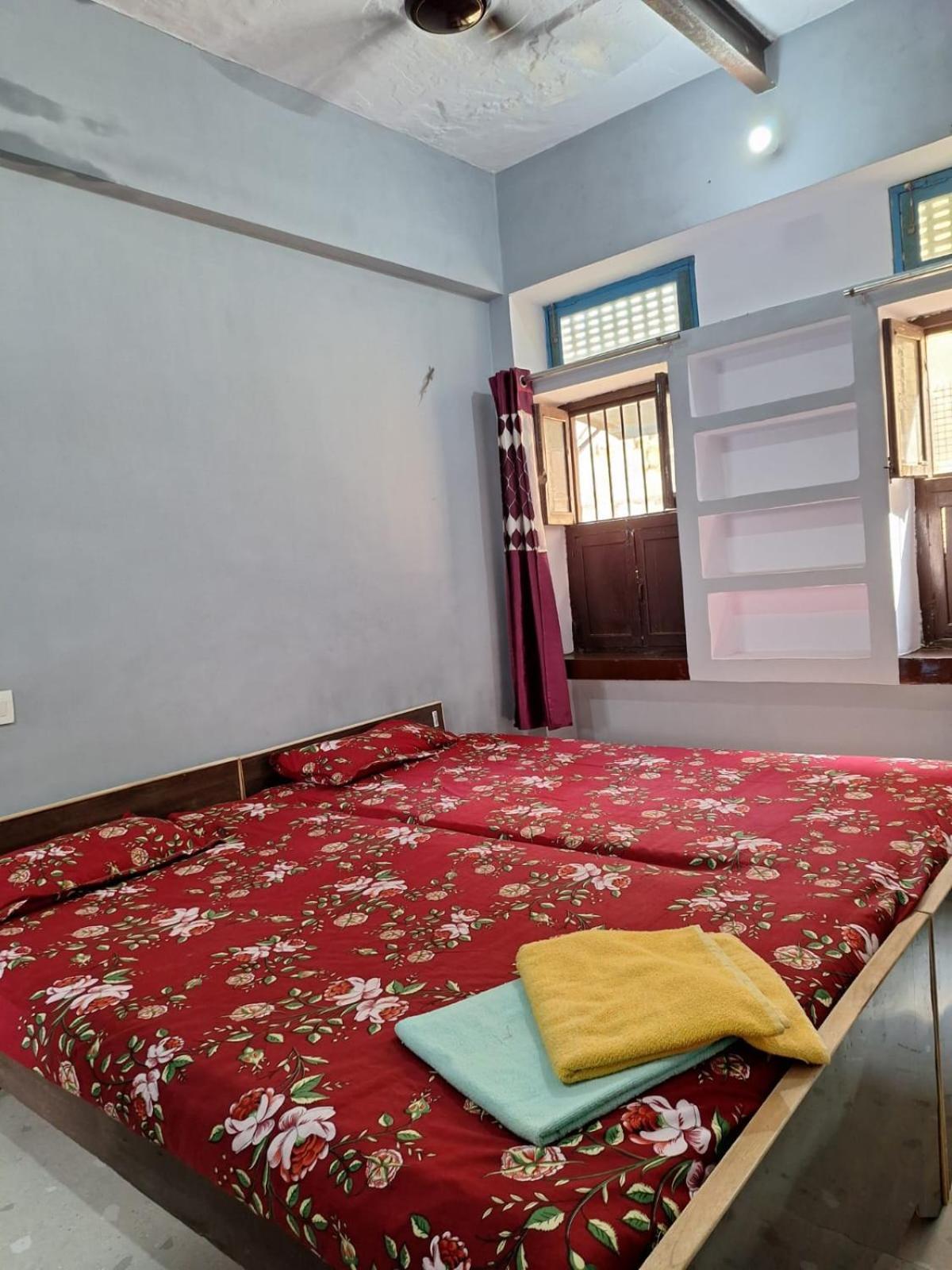 Vishnu Rest House Varanasi Exterior photo
