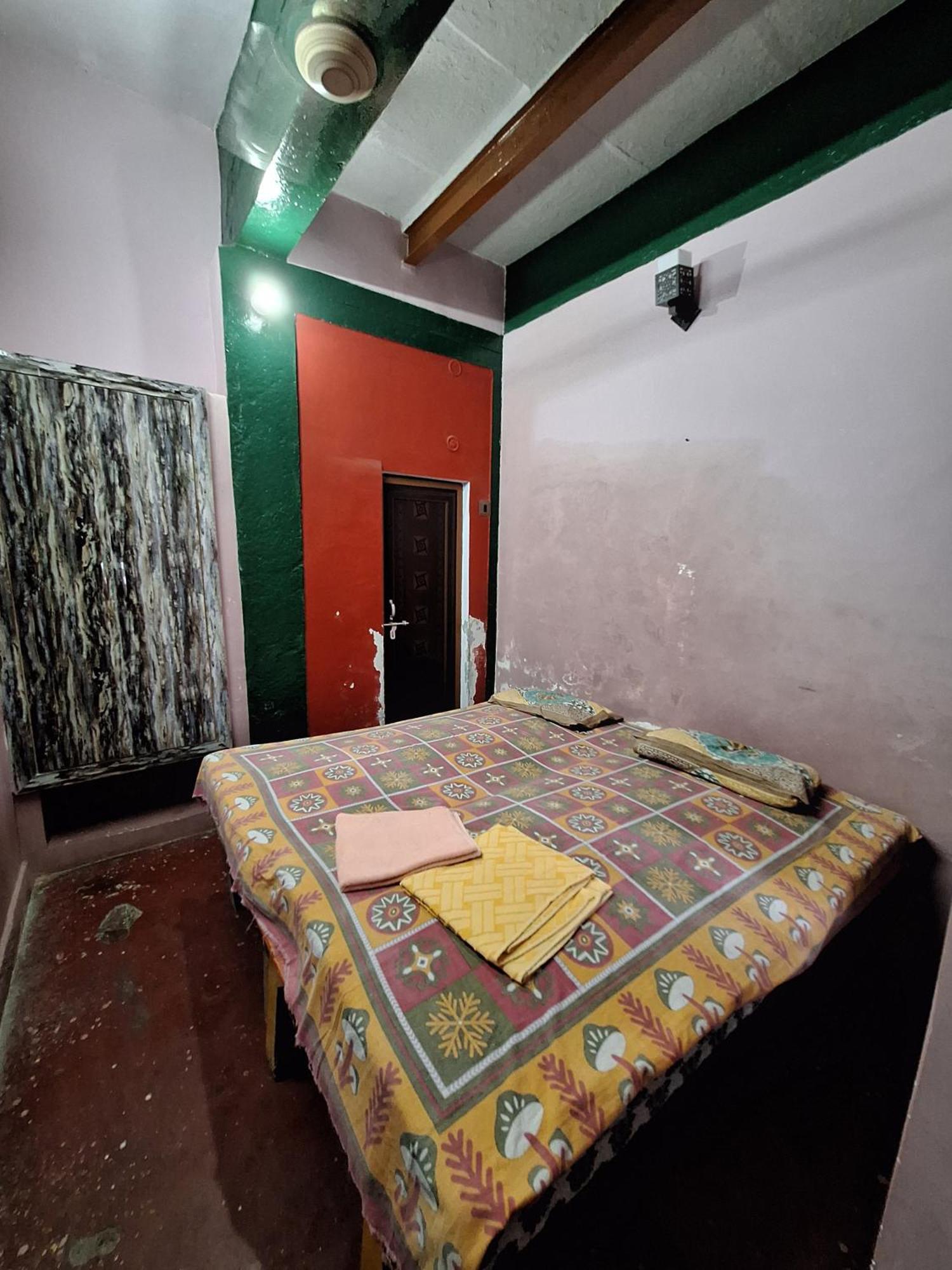 Vishnu Rest House Varanasi Exterior photo